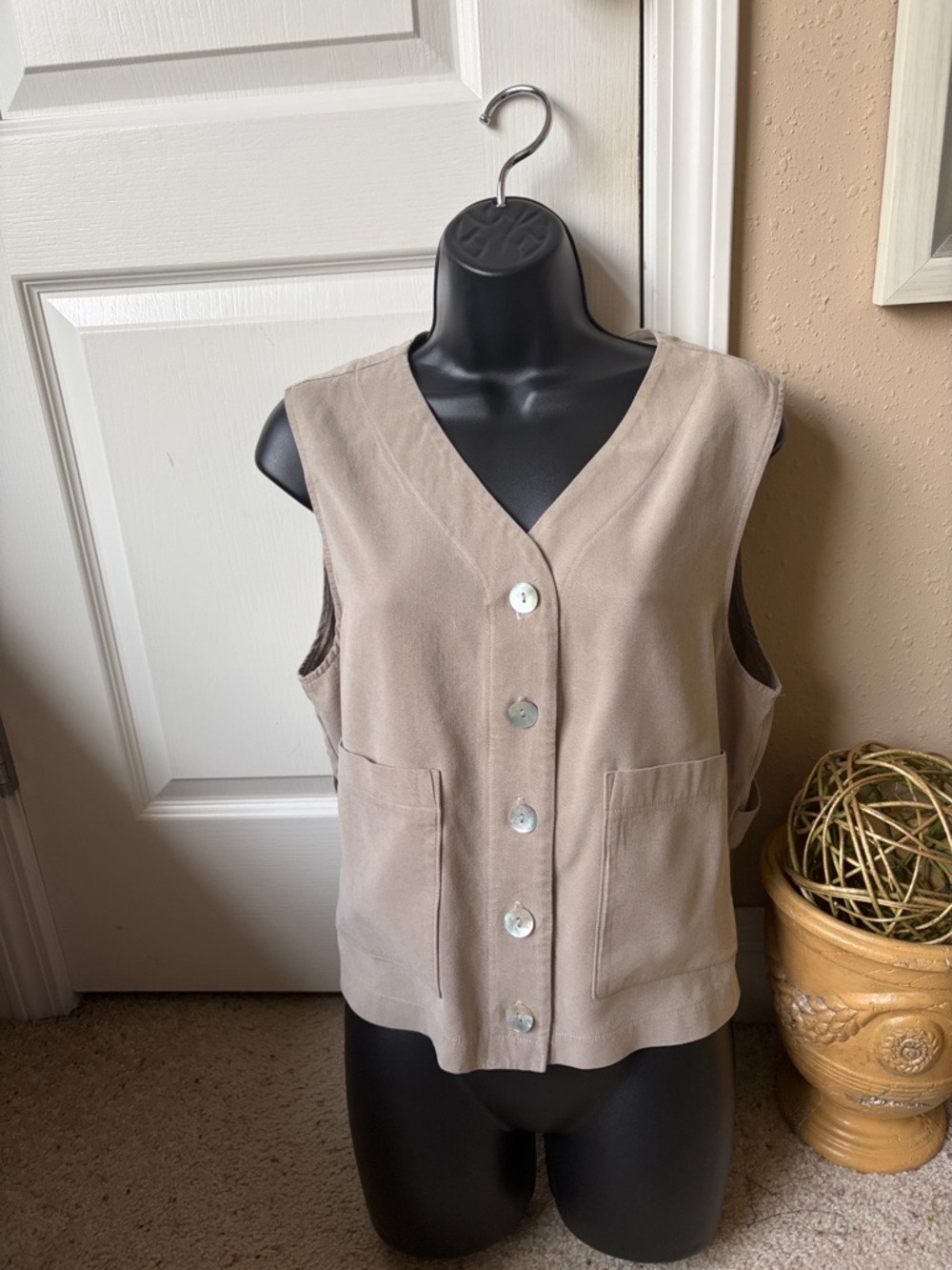 Women's Sleeveless Pocket Vest in Taupe